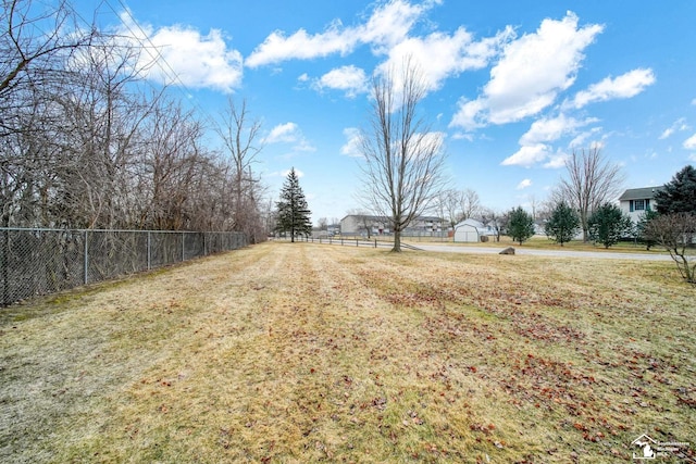 view of yard featuring a storage shed