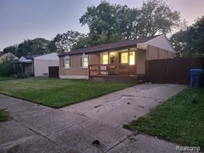 view of front of property with a lawn