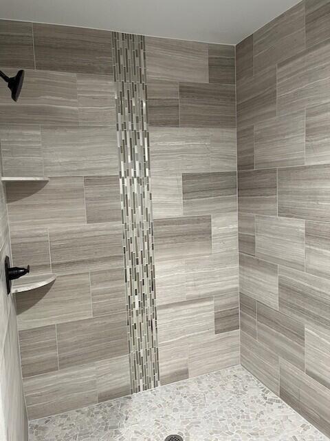 full bath featuring a tile shower