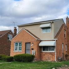 view of front of home featuring a front lawn