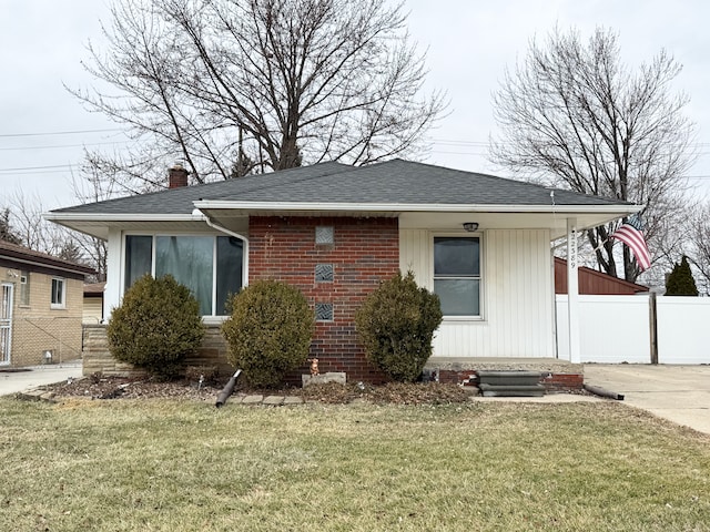 view of front facade featuring a front lawn