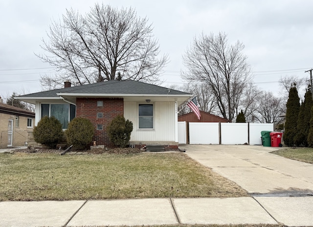 view of front of house with a front lawn