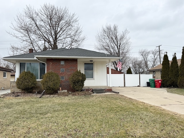 view of front of property with a front lawn