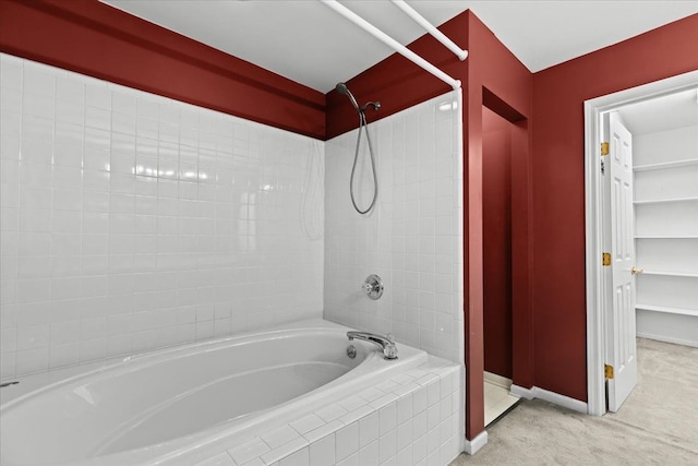 bathroom with tiled shower / bath