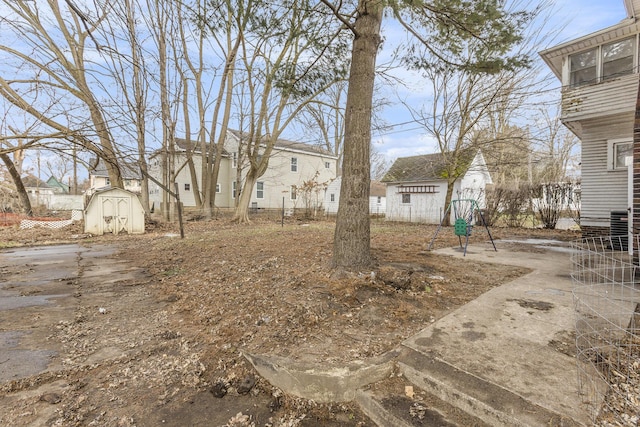 view of yard featuring a storage unit