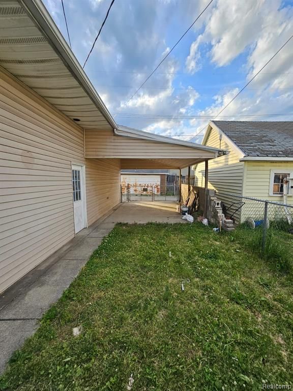 view of yard with a carport