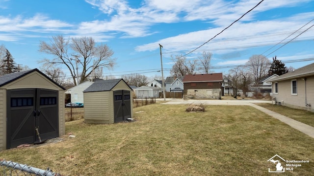 view of yard featuring a shed