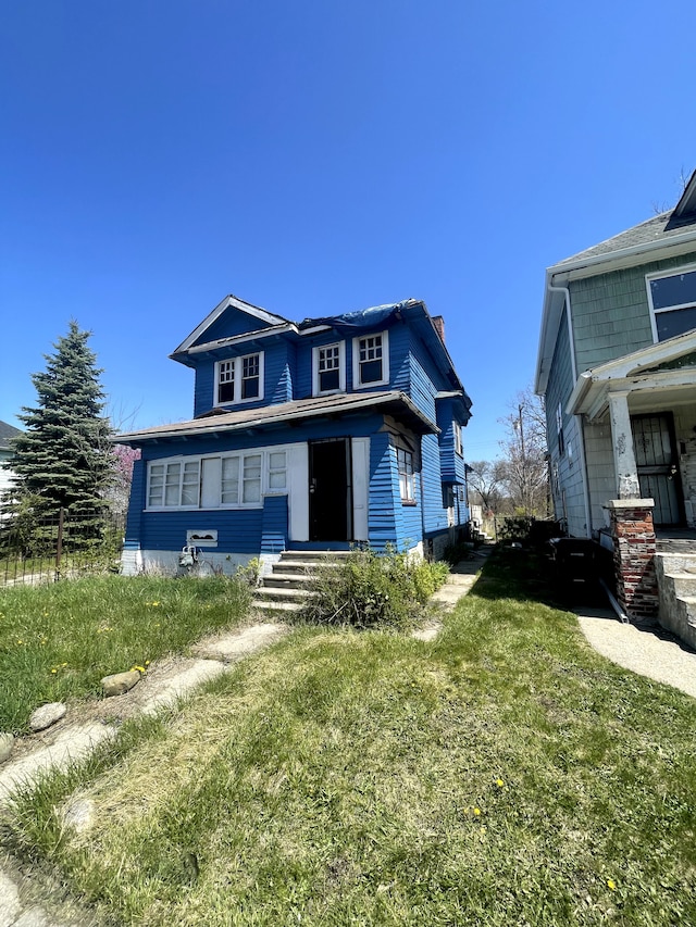 view of front of home with a front lawn