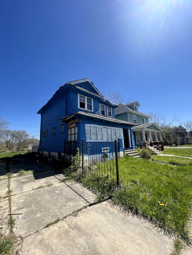 view of front of house featuring a front yard