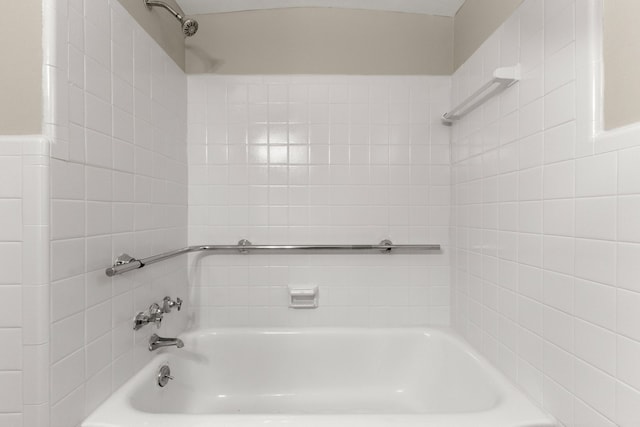 bathroom featuring tiled shower / bath