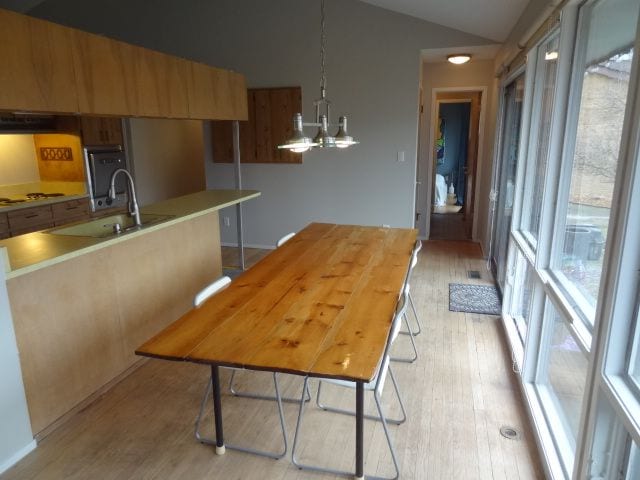 kitchen with lofted ceiling, sink, light hardwood / wood-style flooring, gas cooktop, and decorative light fixtures