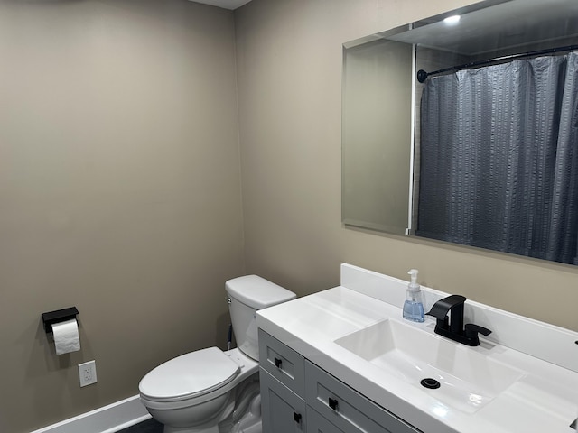 bathroom with a shower with curtain, vanity, and toilet