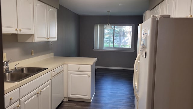 kitchen featuring sink, white cabinets, hanging light fixtures, kitchen peninsula, and white appliances