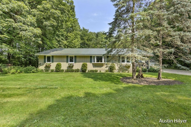 ranch-style home featuring a front lawn