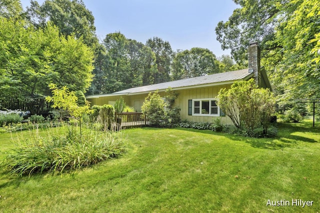 view of front of home featuring a wooden deck and a front lawn