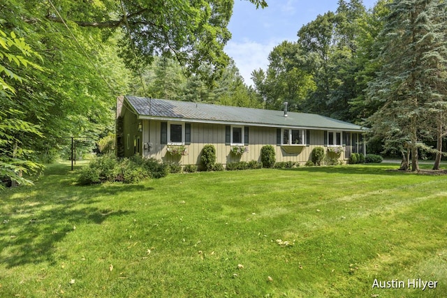 ranch-style house featuring a front lawn