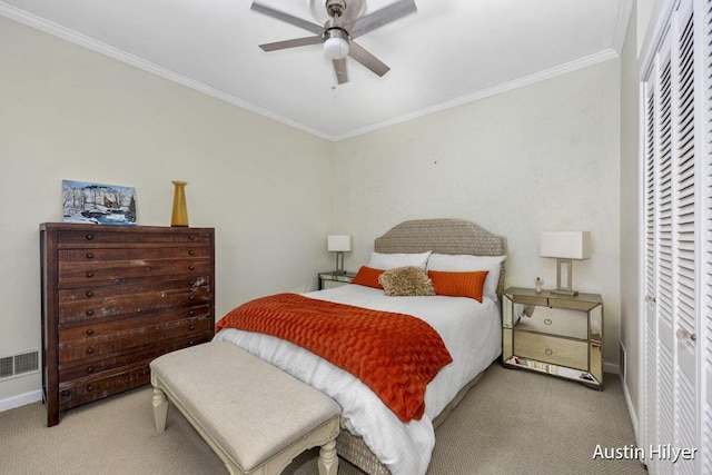 bedroom with light carpet, ornamental molding, and ceiling fan