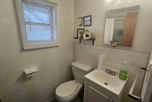 bathroom featuring vanity, toilet, a shower with shower curtain, and decorative backsplash