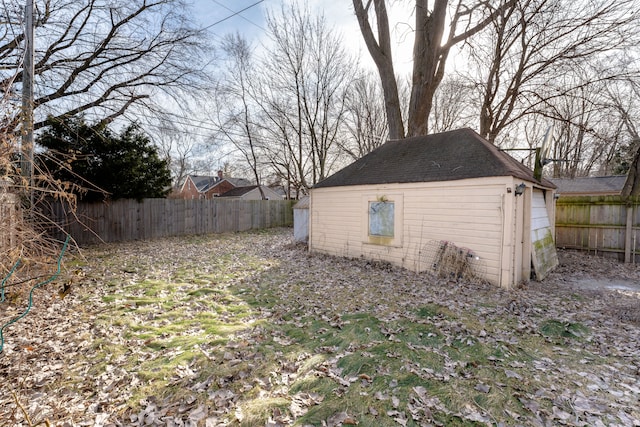 view of yard with an outbuilding