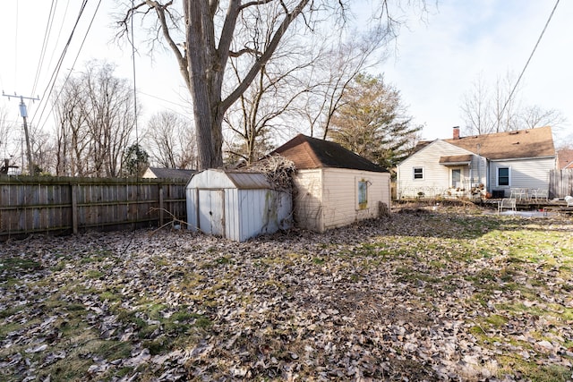 view of yard with a storage shed