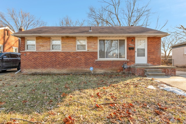 view of front of property featuring a front lawn