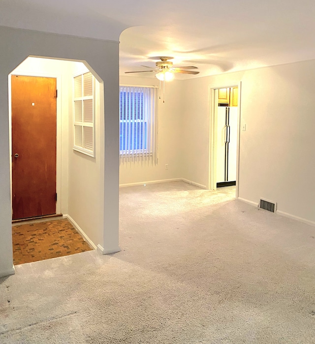 unfurnished room with light carpet and ceiling fan