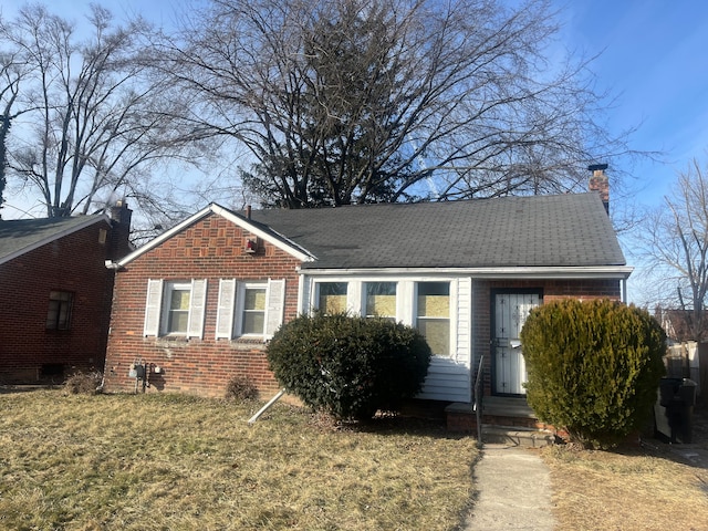 view of front of property with a front yard