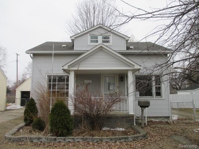 view of front property