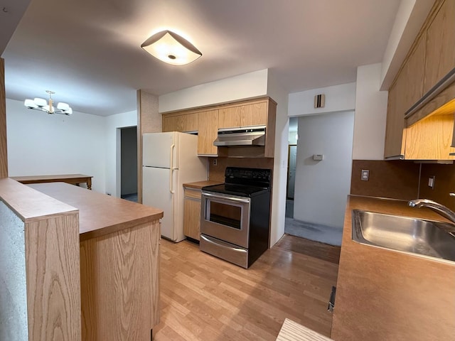 kitchen with sink, an inviting chandelier, light hardwood / wood-style floors, stainless steel electric stove, and white fridge