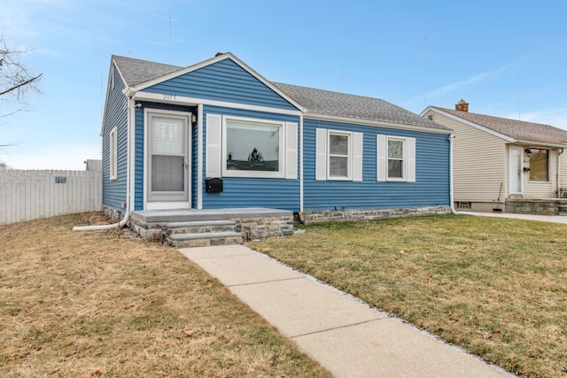 view of front facade featuring a front yard