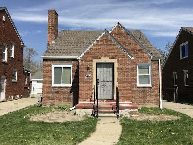 bungalow featuring a front yard