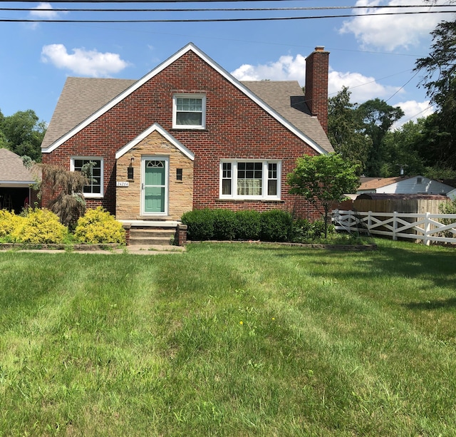 view of front of property featuring a front lawn