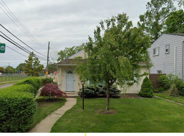 view of front of house with a front lawn