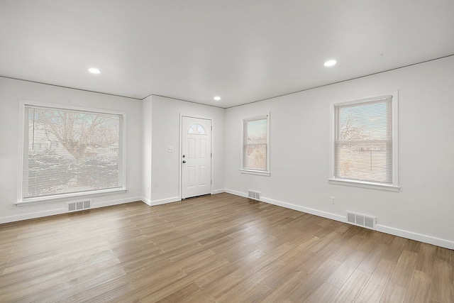 entryway featuring light wood-style floors, visible vents, and baseboards