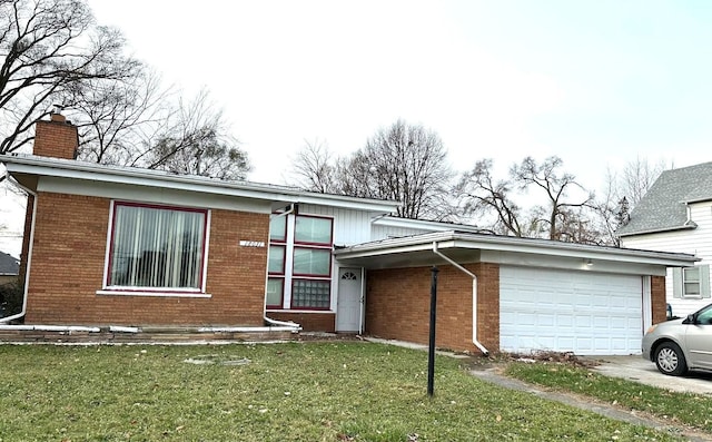 view of front of property featuring a garage and a front yard