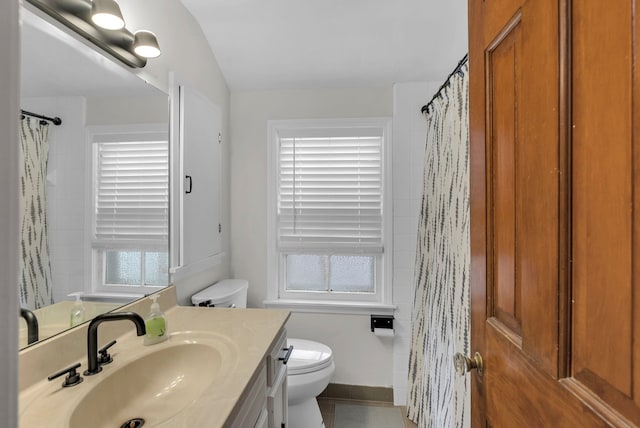 bathroom with a shower with curtain, vanity, and toilet