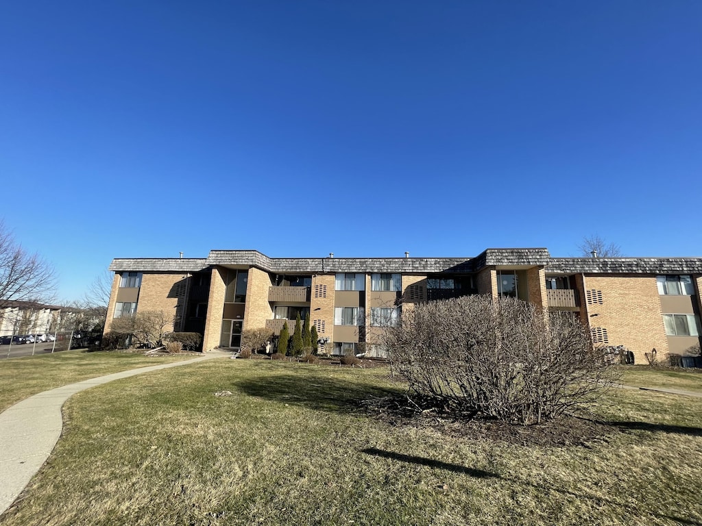 view of front of home featuring a front lawn