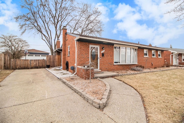 single story home with a front yard