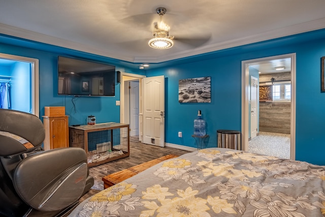 bedroom with ensuite bathroom, dark hardwood / wood-style floors, ceiling fan, and a closet