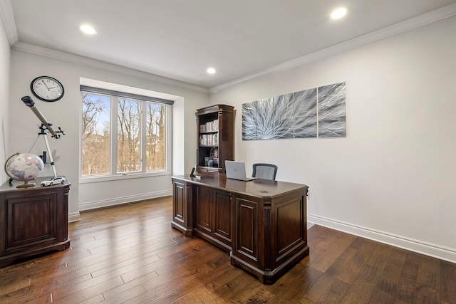 office area with baseboards, dark wood-style flooring, recessed lighting, and crown molding