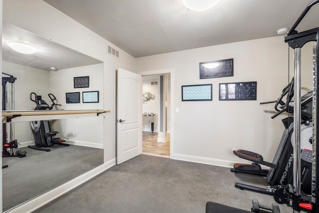 workout room featuring carpet floors, visible vents, and baseboards