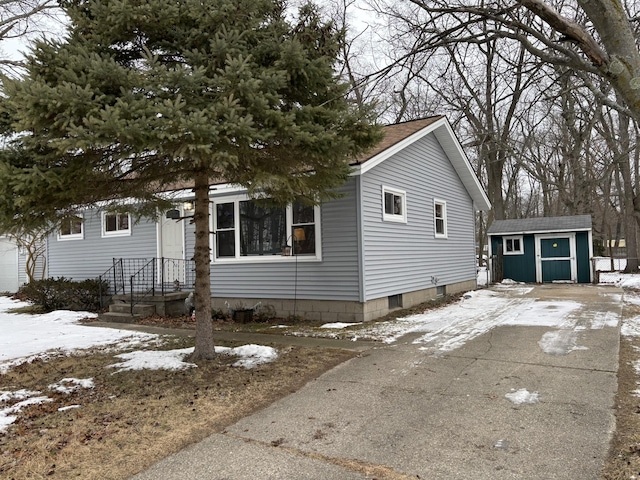 view of front of property featuring a shed