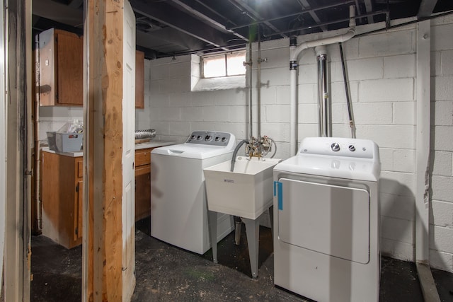 laundry room with sink and washer and clothes dryer