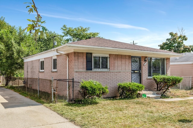 single story home featuring a front lawn