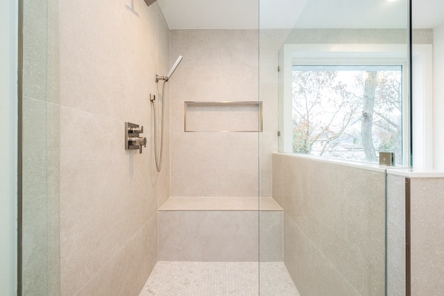 bathroom featuring a tile shower