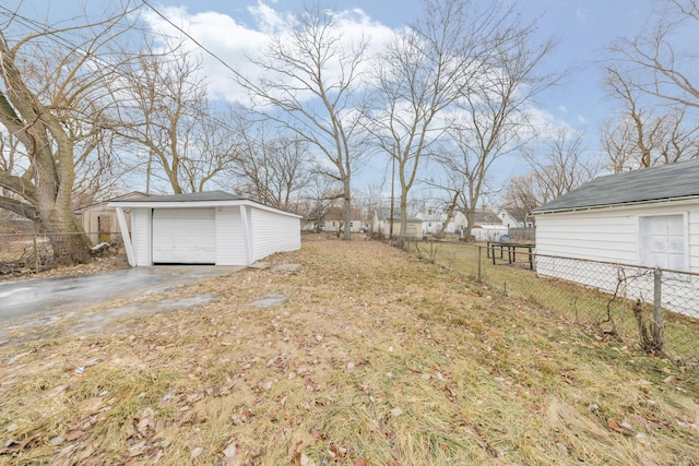 view of yard featuring a garage and an outdoor structure