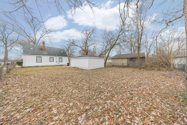 view of yard with a storage unit