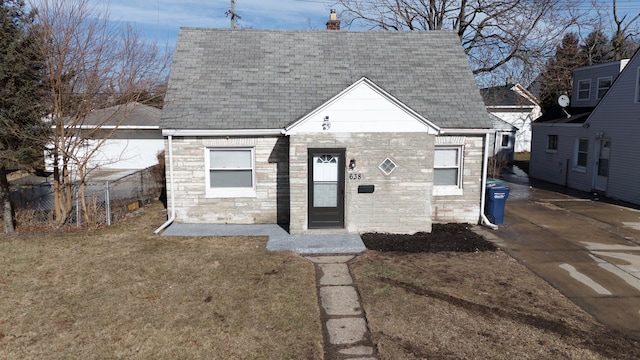 view of front of house featuring a front lawn