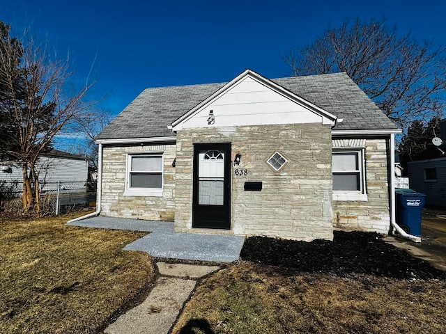 view of front of house featuring a front lawn