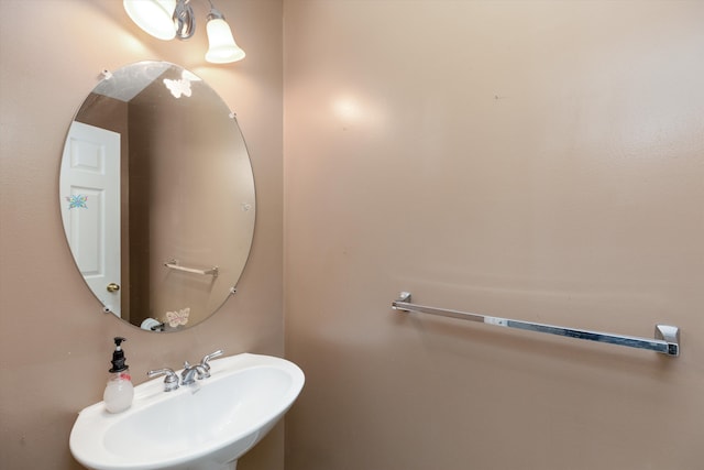 bathroom featuring sink